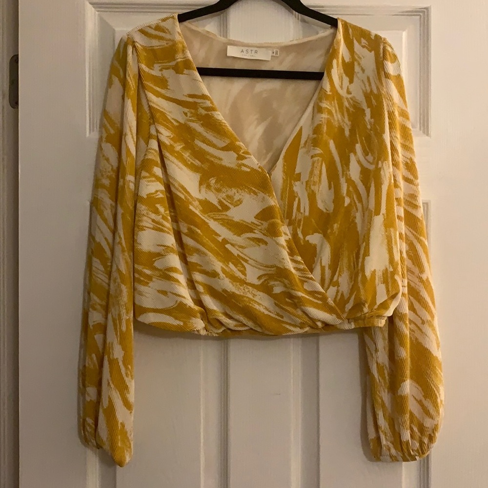 ASTR Mustard long sleeve top size medium